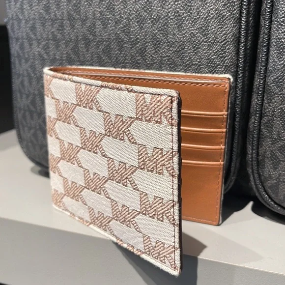 Michael Kors Men’s Women’s Cooper Logo Fabric Billfold Wallet Light Cream
Unisex - Picture 1 of 16